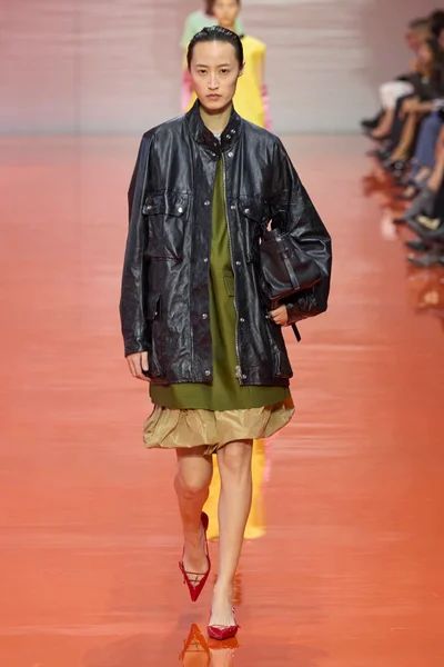 Look 16